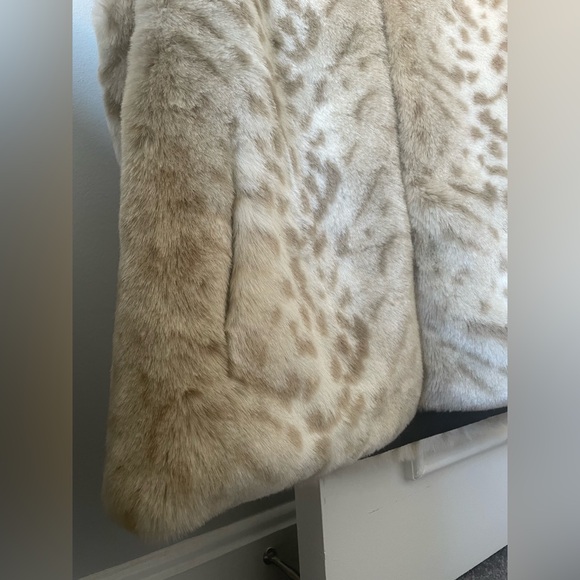 Gallery Cream and Tan Faux Fur Animal print Vest - Picture 8 of 8